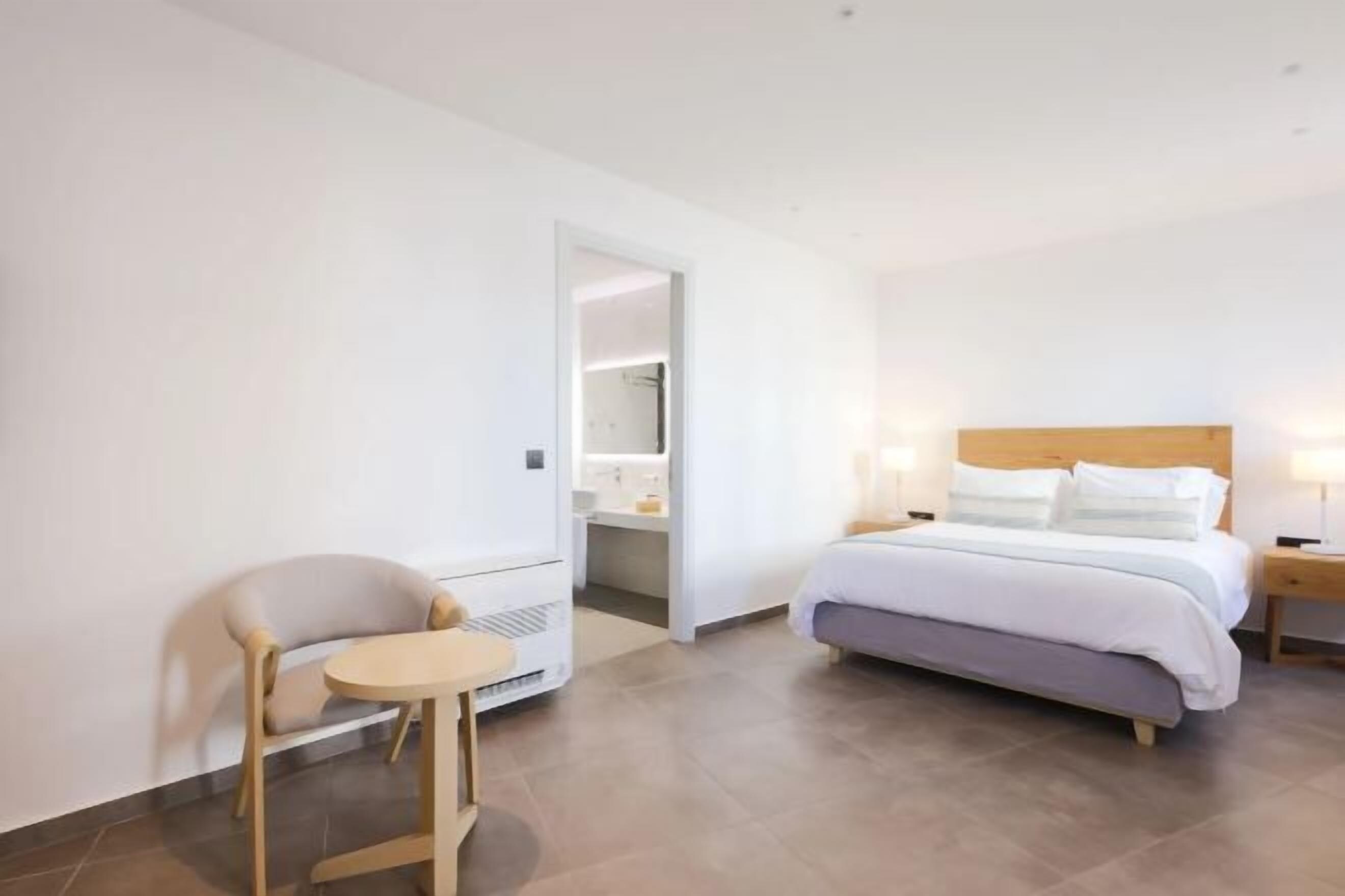 Ropa de cama hipoalergénica y minibar 