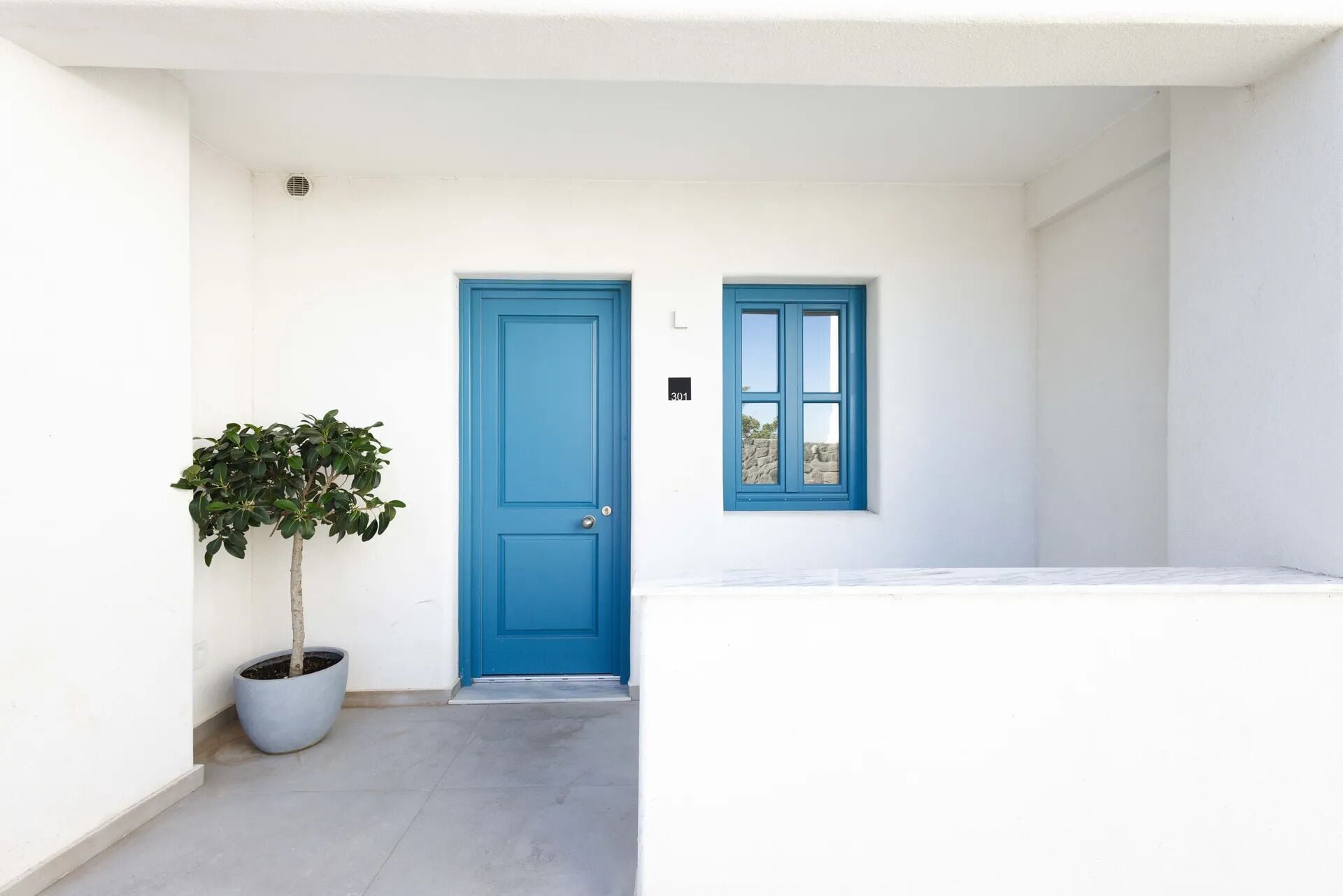 comfort room (courtyard) | terrace/patio