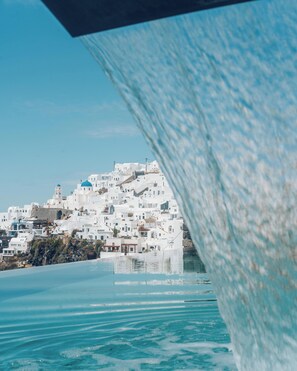 Een seizoensgebonden buitenzwembad en parasols bij het zwembad
