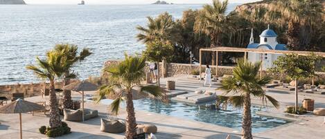 Seasonal outdoor pool, pool umbrellas, sun loungers