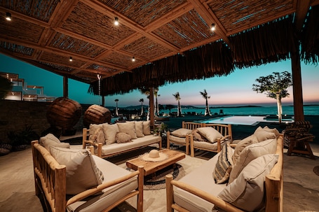 Poolside bar. Seesoo Paros Beachfront Luxury Hideaway