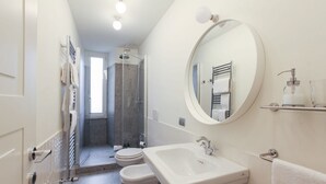 A modern bathroom with a shower, toilet, and sink. - Cà Bèla Vitruvio - Flat 2 (Milano)