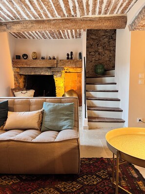 Premier suite | Woonruimte | Een tafeltennistafel en speelgoed