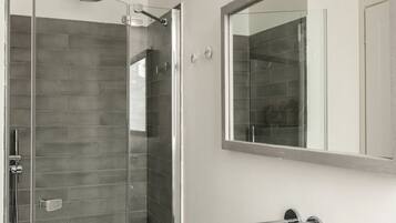 Dusche, Haartrockner, Bidet