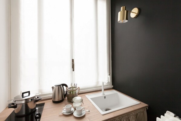 Fridge, stovetop, dishwasher, coffee/tea maker