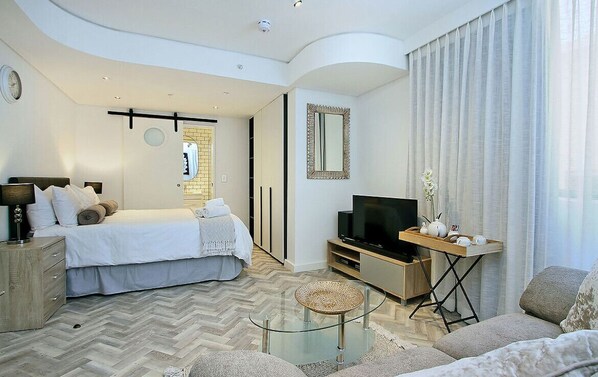 Apartment (Tuynhuys 2) | Living area | 32-inch LCD TV with satellite channels, TV - Tuynhuys (Cape Town)