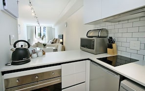 Apartment (Tuynhuys 1) | Private kitchen | Fridge, microwave, oven, stovetop - Tuynhuys (Cape Town)