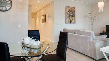 Apartamento, 1 habitación | Zona de estar | Una televisión