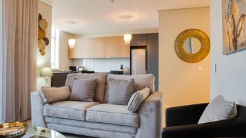 Apartamento, 1 habitación | Zona de estar | Una televisión