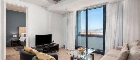 Appartement, 1 slaapkamer | Woonkamer | Een 32-inch flatscreentelevisie met satellietzenders en televisie