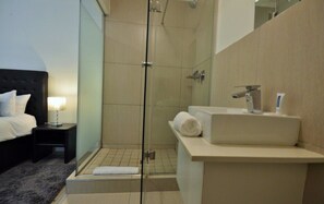 Luxury Apartment | Bathroom | Shower, free toiletries, towels, soap - Quayside (Cape Town)