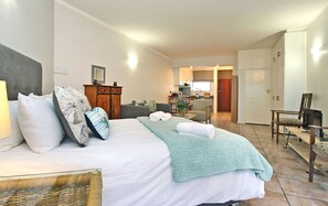 Desk, blackout curtains, iron/ironing board, free WiFi - Blue Waters Studios (Cape Town)