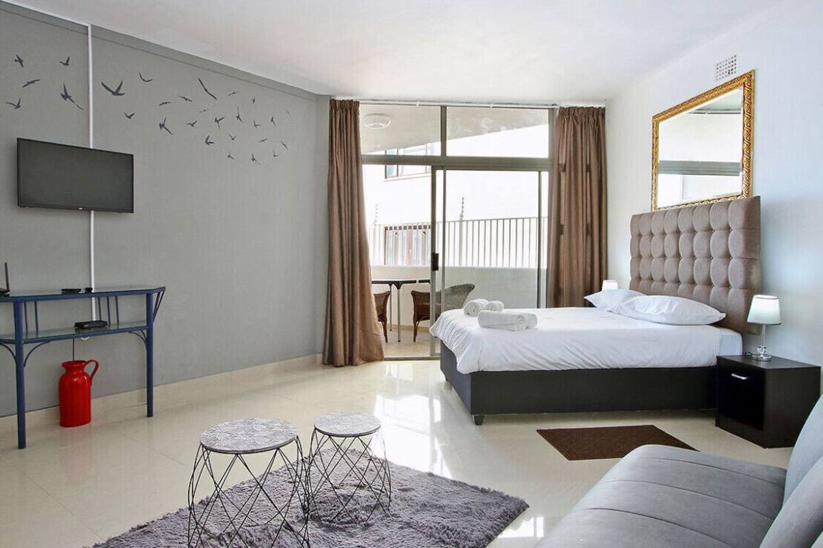 Studio (Blue Water 4) | Desk, blackout drapes, iron/ironing board, free WiFi
