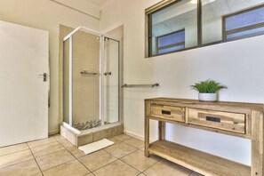 Apartment, 1 Bedroom | Bathroom - The Piazza (Cape Town)
