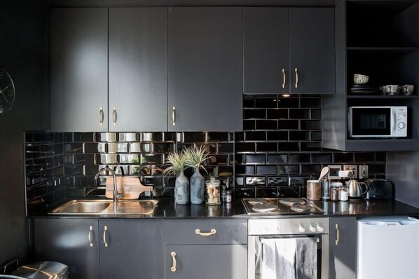 Luxe appartement | Privékeuken | Een koelkast, een microgolfoven, een oven, een kookplaat