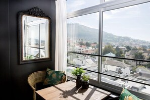 Luxe appartement | Woonruimte | Een 43-inch televisie met kabelzenders