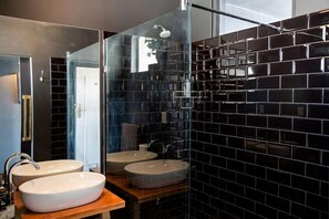 Appartamento Luxury | Bagno | Doccia, set di cortesia gratuito, asciugamani, sapone