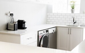 Apartment, 2 Bedrooms | Private kitchen