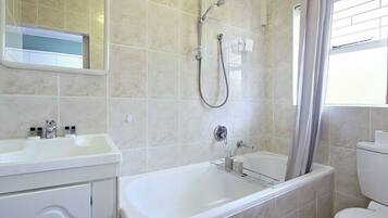 Studio | Bathroom | Shower, free toiletries, towels, shampoo