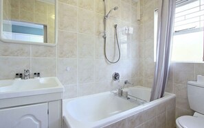 Monolocale | Bagno | Doccia, set di cortesia gratuito, asciugamani, shampoo