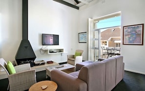 Appartement | Salle de séjour | Télévision LCD de 32 pouces avec chaßnes par satellite, télévision