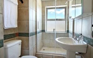 Apartment, 1 Bedroom, Sea View | Bathroom | Towels, soap, shampoo, toilet paper - Brighton Court (Cape Town)