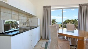 Unclassified image, 3 of 19, button - Sandringham 7 (Cape Town)