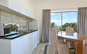 Appartement, 1 chambre | Cuisinette privée | Réfrigérateur, four à micro-ondes, un four, surface de cuisson
