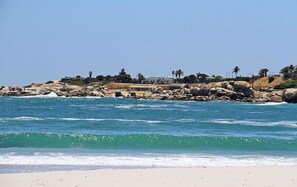 Di pantai dan pasir putih