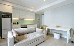 Apartment, 1 Bedroom, Mountain View | Living area