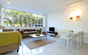 公寓 | 起居区 | 32-英寸液晶电视 （配备卫星频道）、电视