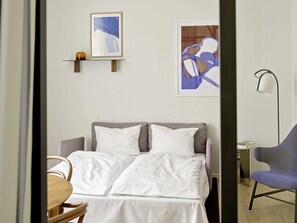 1 chambre, fer et planche à repasser, lit de bébé portatif