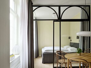 1 habitación, tabla de planchar con plancha y cuna de viaje