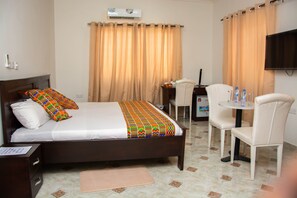 Habitación Confort | Escritorio y espacio para trabajar con laptop 