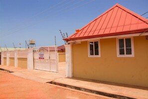 Vista frontal de la propiedad