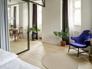 1 habitación, tabla de planchar con plancha y cuna de viaje