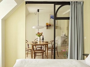 1 habitación, tabla de planchar con plancha y cuna de viaje