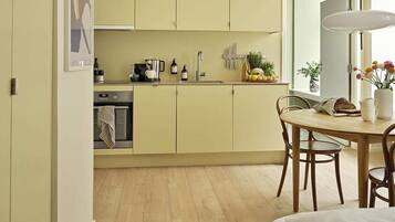 Coffee/tea maker, fridge, oven, stovetop