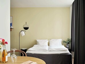 1 habitación, tabla de planchar con plancha y cuna de viaje 