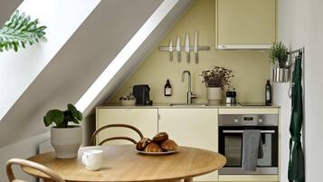 Fridge, oven, stovetop, dishwasher