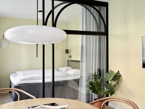 1 habitación, tabla de planchar con plancha y cuna de viaje 