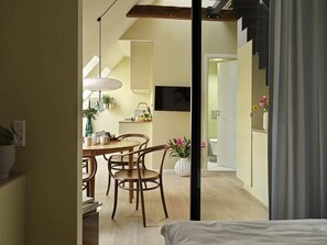1 habitación, tabla de planchar con plancha y cuna de viaje