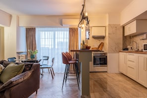 Appartement Deluxe, 2 chambres, salle de bains privée, vue ville | Cuisine privée | Grand réfrigérateur, micro-ondes, four, plaque de cuisson