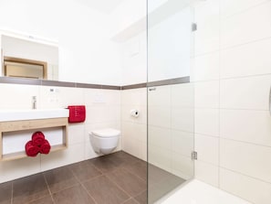 Apartment | Bathroom | Shower, towels