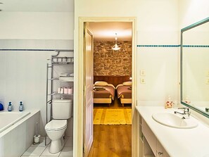 House | Bathroom | Combined shower/tub, towels - Splendid Holiday Home in Roquetaillade With Swimming Pool (Roquetaillade)