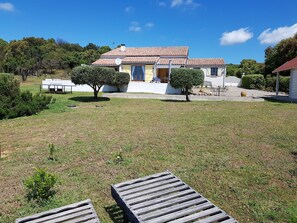 Garden - Villa Retreat With Pool and Pets (Vélieux)