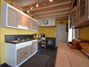 Villa | Private kitchen - Villa Retreat With Pool and Pets (Vélieux)