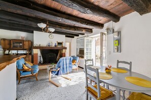 House | Living room - Tranquil Escape in Cendrieux (Val de Louyre et Caudeau)