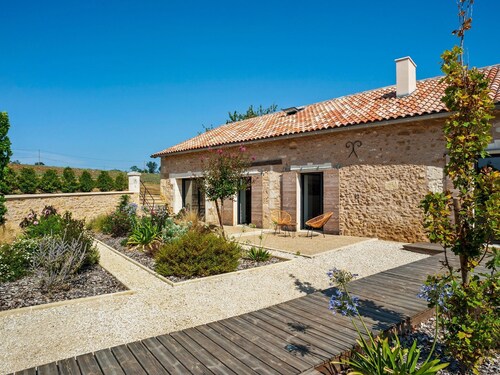 Rich Villa in Fouleix With Pool, Bar and Hot Tub