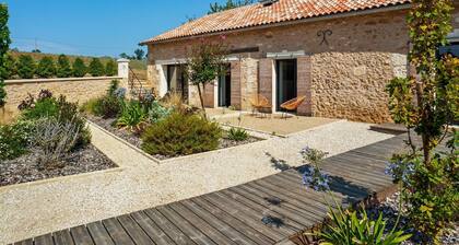Rich Villa in Fouleix With Pool, Bar and Hot Tub